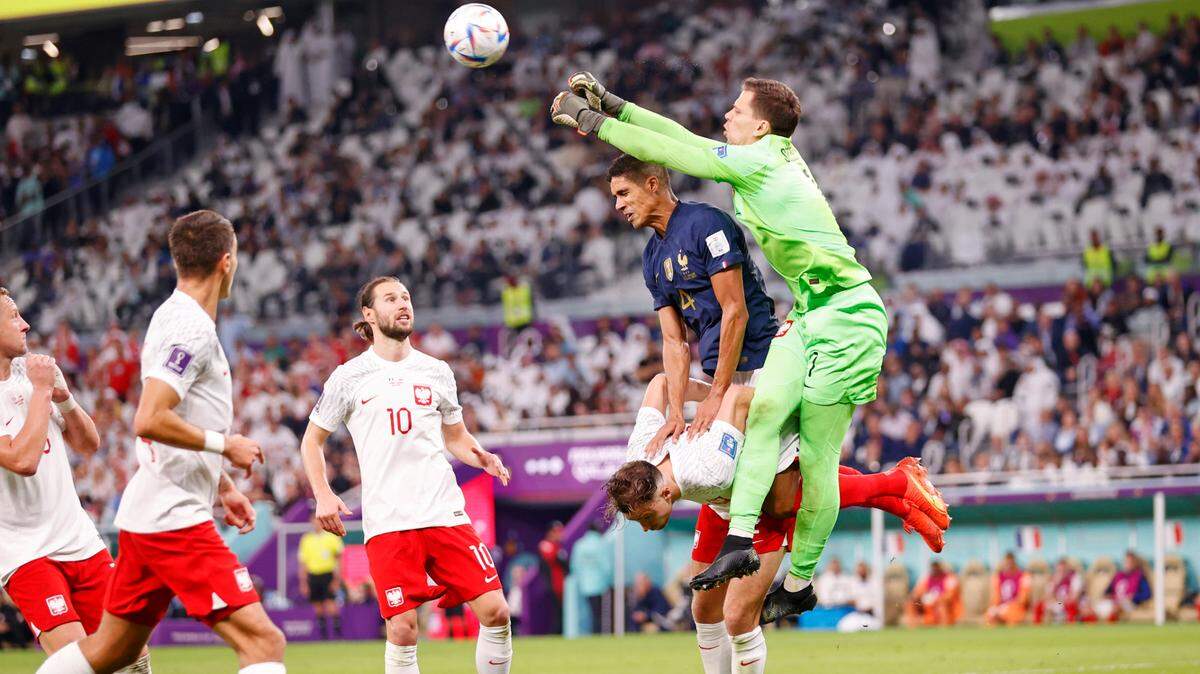 El arquero polaco Wojciech Szczesny abandonó su retiro para fichar este miércoles por el FC Barcelona para ocupar la plaza del alemán Marc-André Ter Stegen, lesionado en la rodilla y que se perderá el resto de la temporada.