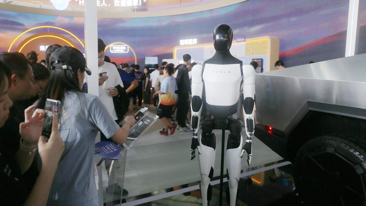 El robot humanoide Optimus Prime de Tesla atrae a los visitantes durante su conferencia INCLUSION en el Bund en Shanghái, China, el 7 de septiembre de 2024.