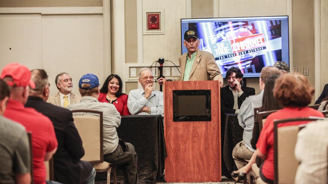 Julio Martinez habla durante una conferencia de prensa, el 25 de febrero de 2019 en Hialeah, para introducir la televisora La Verdad-The True Channel Network, un nuevo canal de televisión local lanzado por la familia cubana fundadora de la CMQ de La Habana.