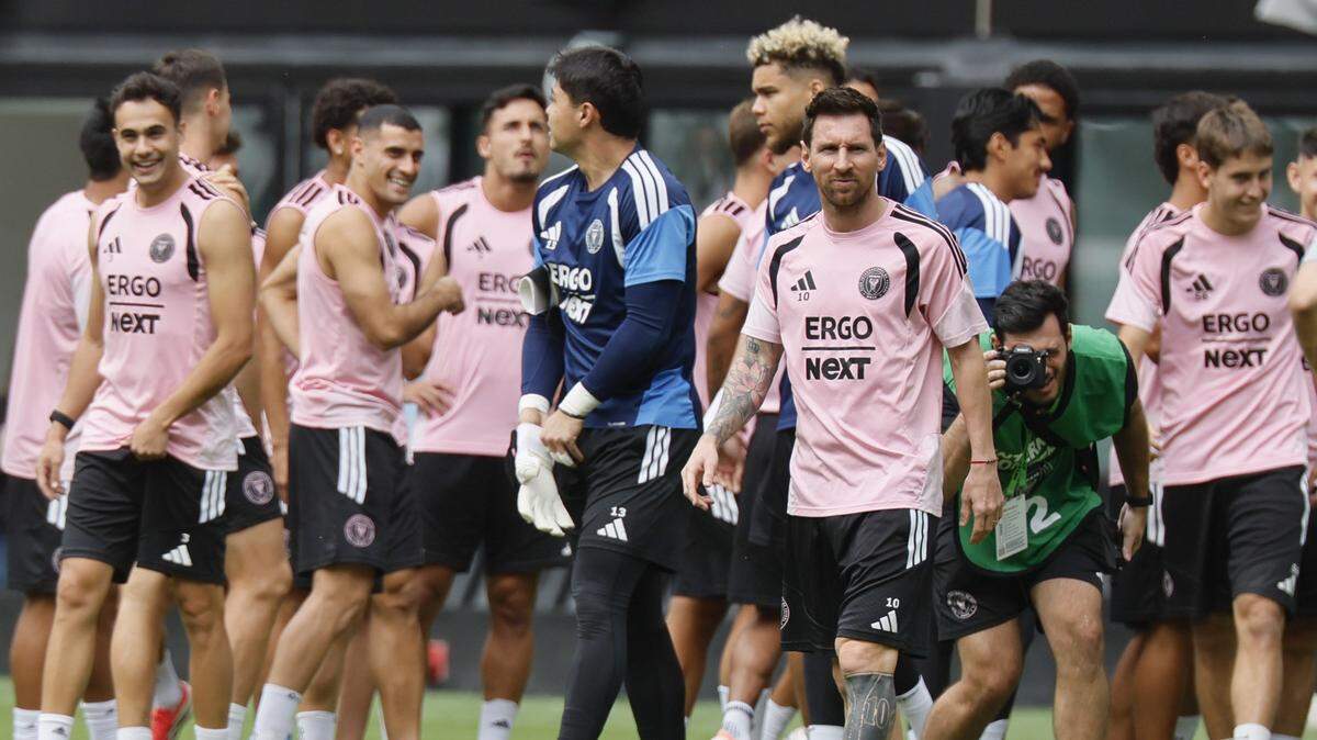 El astro del Inter Miami Lionel Messi (centro) participa en un entrenamiento en el NU Stadium en Miami, el 2 de abril de 2026.