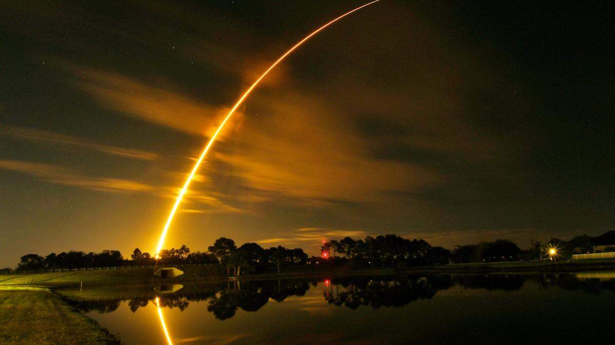 Esta imagen de exposición larga tomada desde Viera, Florida, el 15 de febrero de 2024, muestra el despgue del cohete de SpaceX que transporta a Odysseus, el vehículo lunar de la empresa privada Intuitive Machines que intenta llegar a la Luna. El cohete despegó desde el Centro Espacial Kennedy en Cabo Cañaveral, y es parte de un programa de NASA.