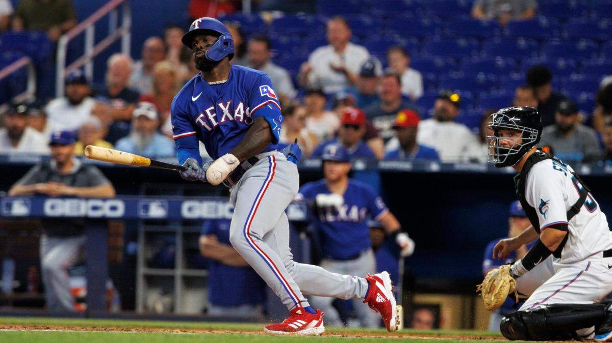 El jardinero cubano de los Rangers de Texas Adolís Garcia batea un hit en el tercer inning del partido ante los Marlins, celebrado el 21 de julio de 2022 en Miami.