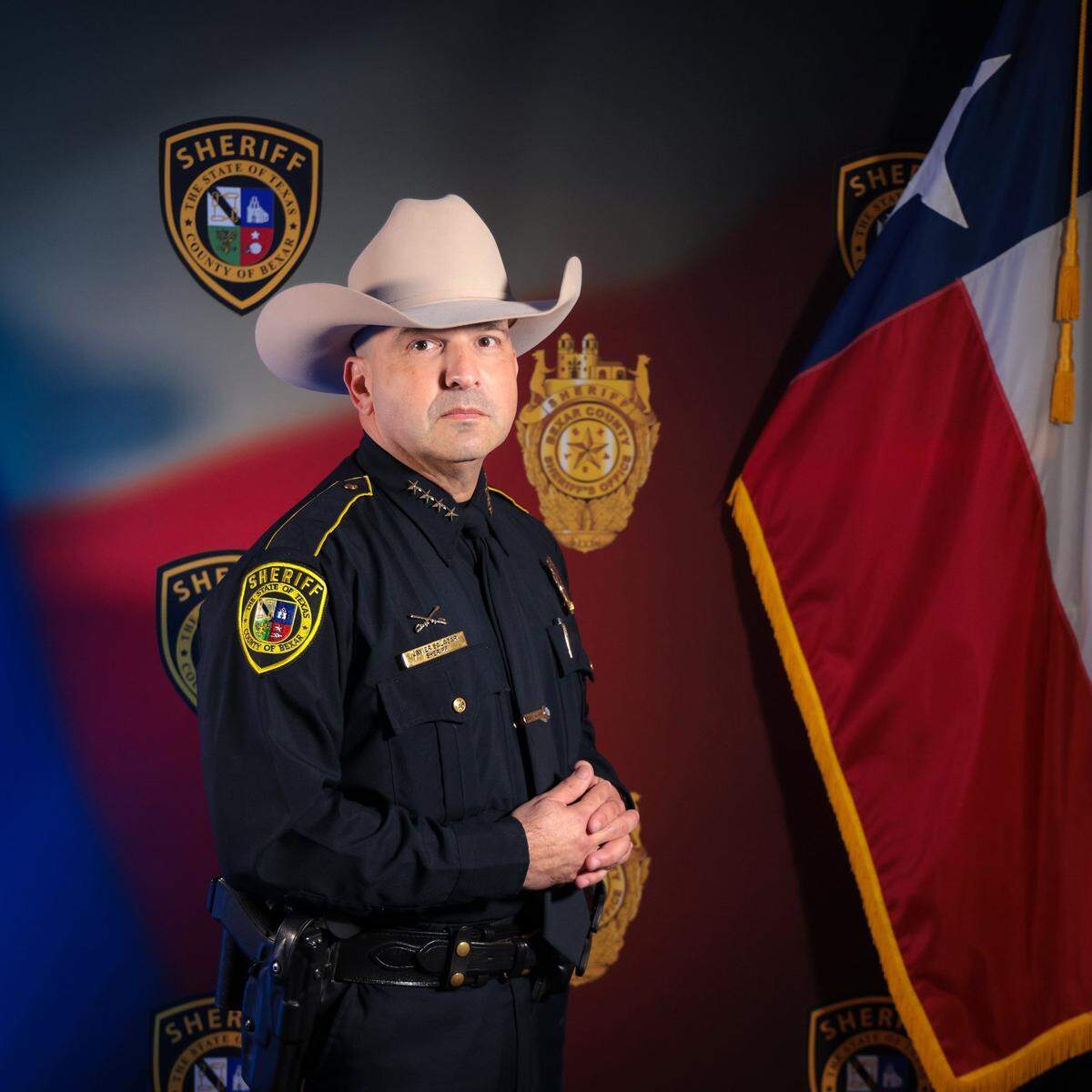 Javier Salazar, jefe de la Policía del Condado Bexar, dirige un equipo en una investigación penal en curso sobre los vuelos de Martha’s Vineyards. 