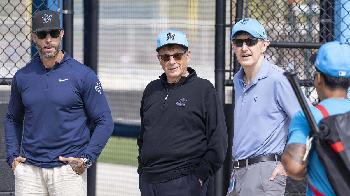 Gabe Kapler (izq.) fue designado este lunes como gerente general de los Marlins. A su lado el dueño del equipo Bruce Sherman y el propietario minoritario David Ott durante el entrenamiento de primavera del club de Miami, el 17 de febrero de 2025 en el Roger Dean Chevrolet Stadium en Jupiter, Florida.