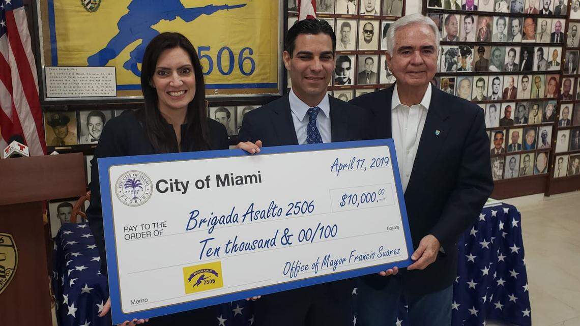 Francis Suárez, alcalde de Miami, entregó una donación para el museo de la Brigada 2506, a Johnny López de la Cruz, presidente de la Brigada, en un evento al que asistió la vicegobernadora de la Florida, Jeanette Núñez, el 6 de enero, en la Pequeña Habana.