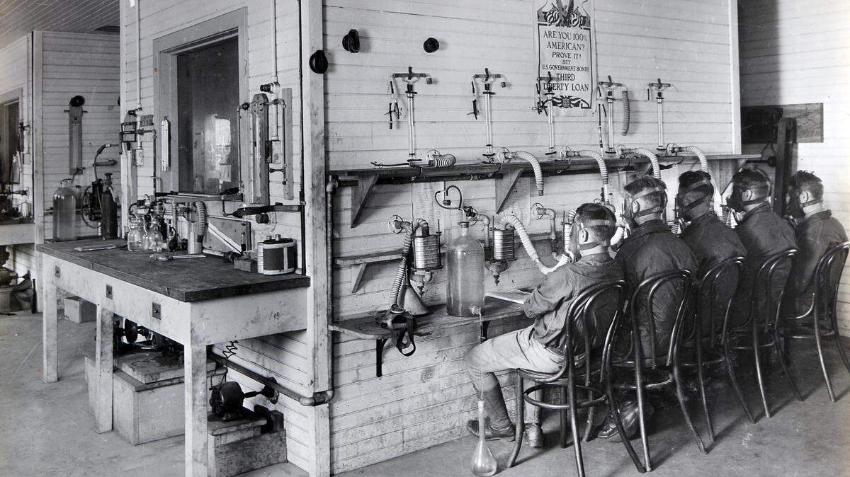 Soldados haciendo pruebas utilizando máscaras de gas en un laboratorio de la American University Experiment Station en Washington, D.C.
