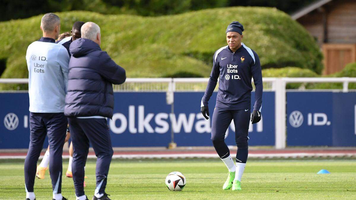 El delantero Kylian Mbappé entrena con la selección de Francia el 30 de mayo de 2024 en Clairefontaine-en- Yvelines, Francia.