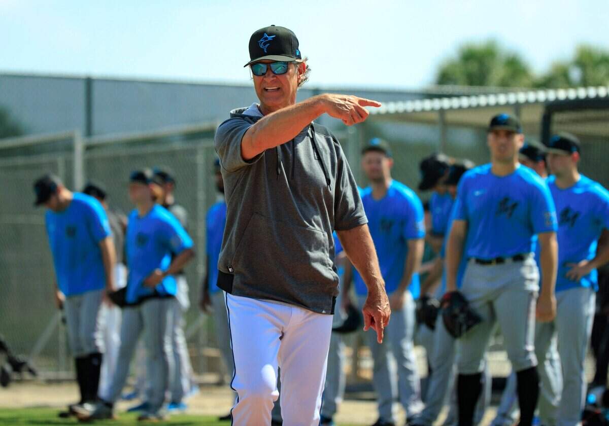 El manager de los Marlins Don Mattingly habla con los jugadores en la pretemporada, el 17 de marzo de 2022 en el Roger Dean Stadium en Jupiter, Florida.