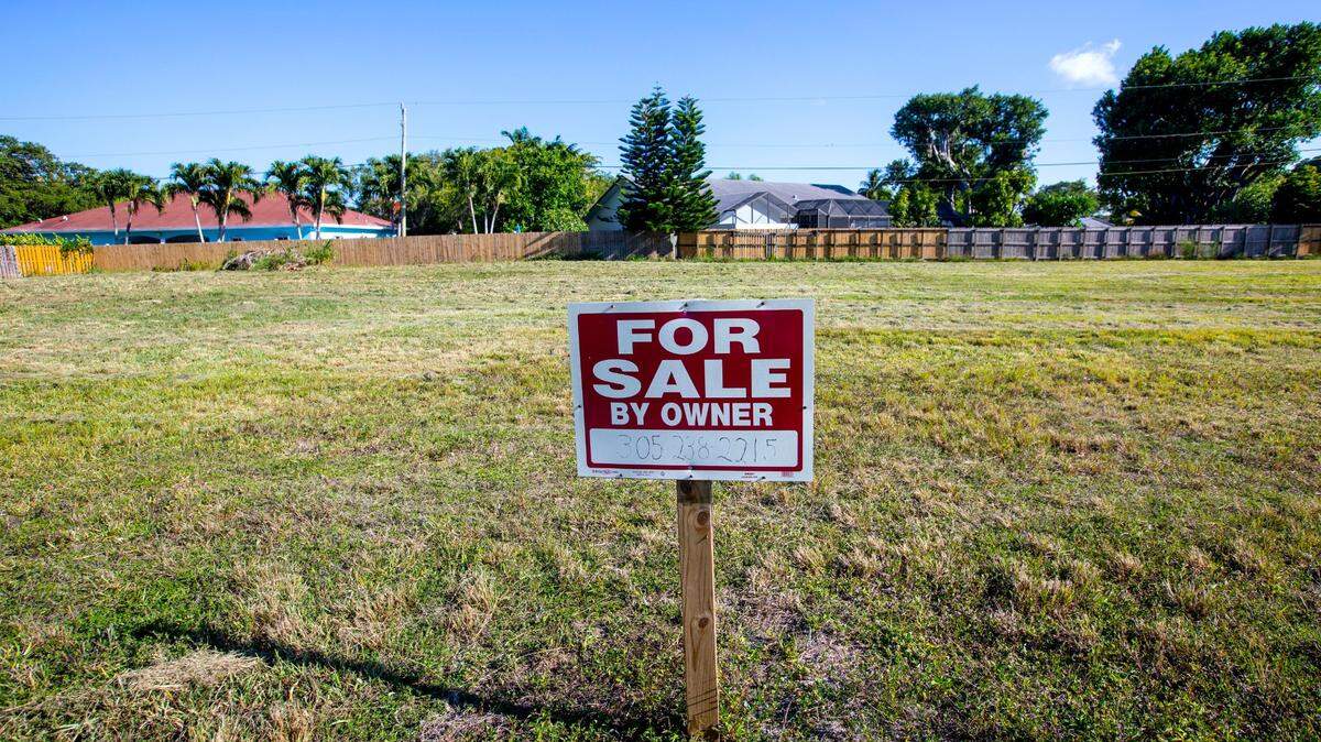 An empty lot for sale by owner, off 184th Street and SW 85th Court in the Cutler Bay neighborhood of Miami, Florida, on May 28, 2021. Nationally, lot values for detached, single-family homes started last year surged 18%, census figures show, driving up the cost to a record median of $53,000.