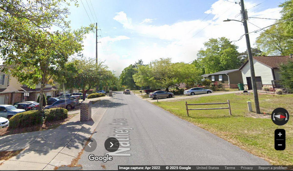 Las autoridades de Niceville dijeron que el tanque de gasolina, con un peso de 300 libras, cayó cerca de la intersección de Nathey Avenue y Monette Street, un área rodeada de casas de una sola familia y townhouses.