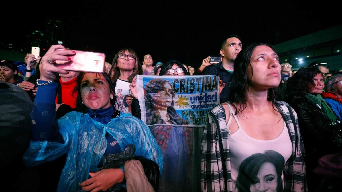 Simpatizantes de la ex presidenta Cristina Fernández durante la presentación del libro en Buenos Aires el 9 de mayo del 2019.
