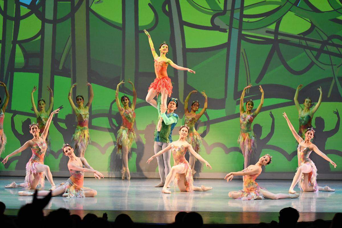 Los bailarines de Arts Ballet Theatre of Florida en el ballet “Dr. Ouch!”. 