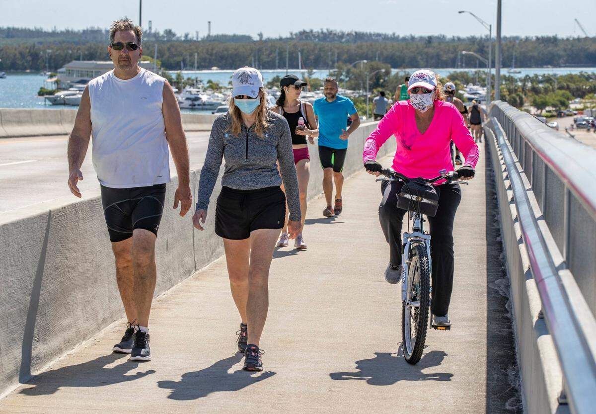 LLevar a cabo una alimentación saludable y hacer ejercicios deben ser parte de su rutina diaria. Caminar o hacer ejercicios en un gimnasio un promedio de tres días a la semana ayuda mucho.