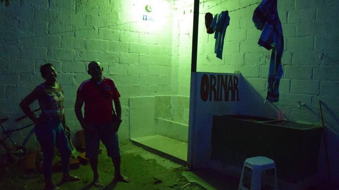 Una venezolana y un hombre en la parte trasera del burdel Show Malilo, en Arauca, en la frontera entre Venezuela y Colombia.