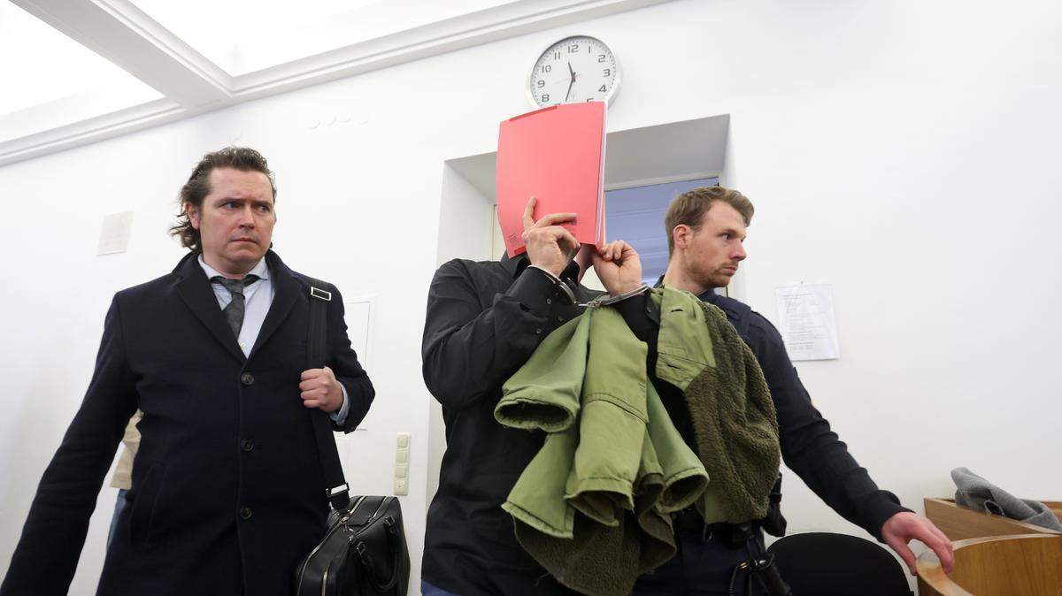 Un estadounidense de 31 años acusado de asesinato (centro) ingresa a la sala del tribunal de Kempten, Alemania, el lunes 11 de marzo de 2024. A la izquierda su abogado Philip Muller.