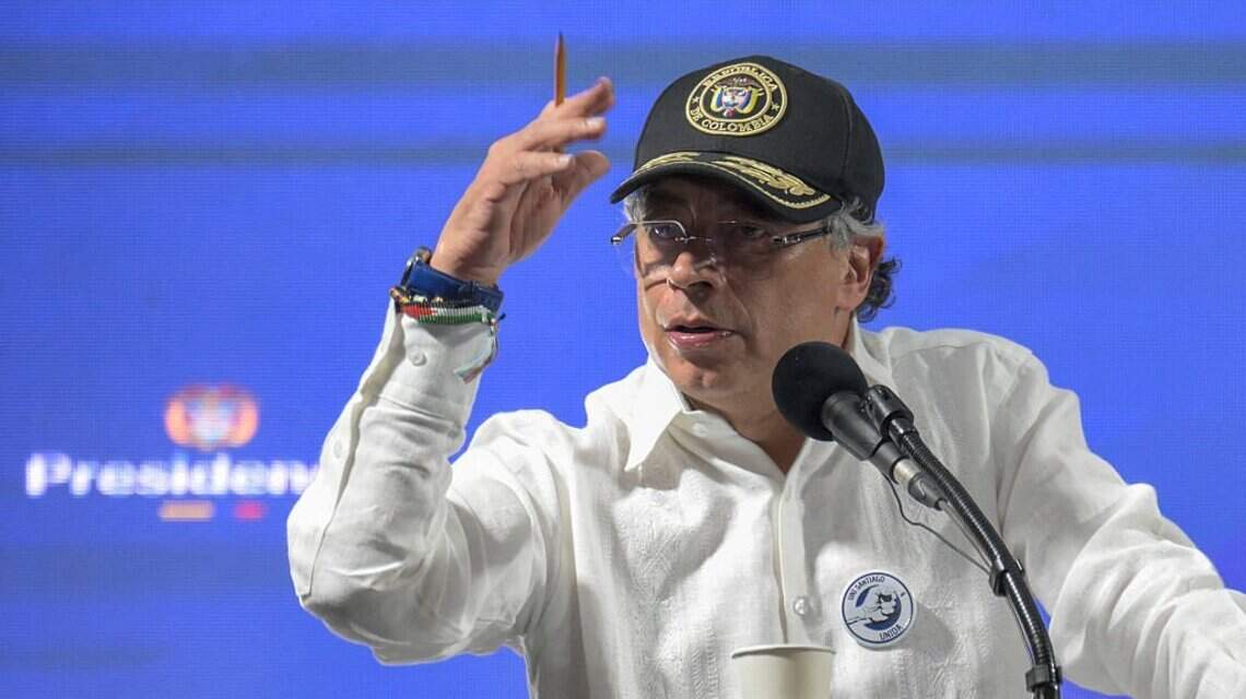 Petro pide a Fiscalía aclarar si cuerpos hallados en playa son de víctimas de bombardeos