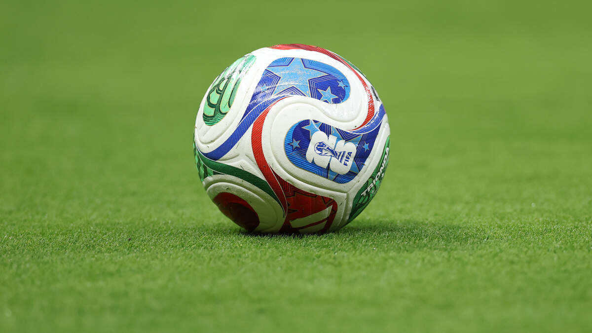 El balón del Mundial Trionda tiene los colores de los tres países organizadores, México Estados Unidos y Canadá y destaca no solo por su belleza, sino por su tecnología. 
