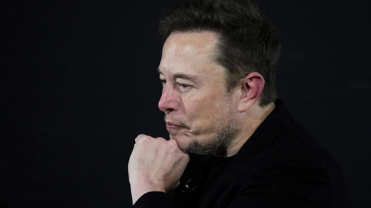 Elon Musk, director ejecutivo de Tesla y SpaceX, hace una pausa durante un evento de “conversación” con el primer ministro Rishi Sunak en el centro de Londres, al concluir el segundo día de la Cumbre de seguridad de la IA el jueves 2 de noviembre de 2023.