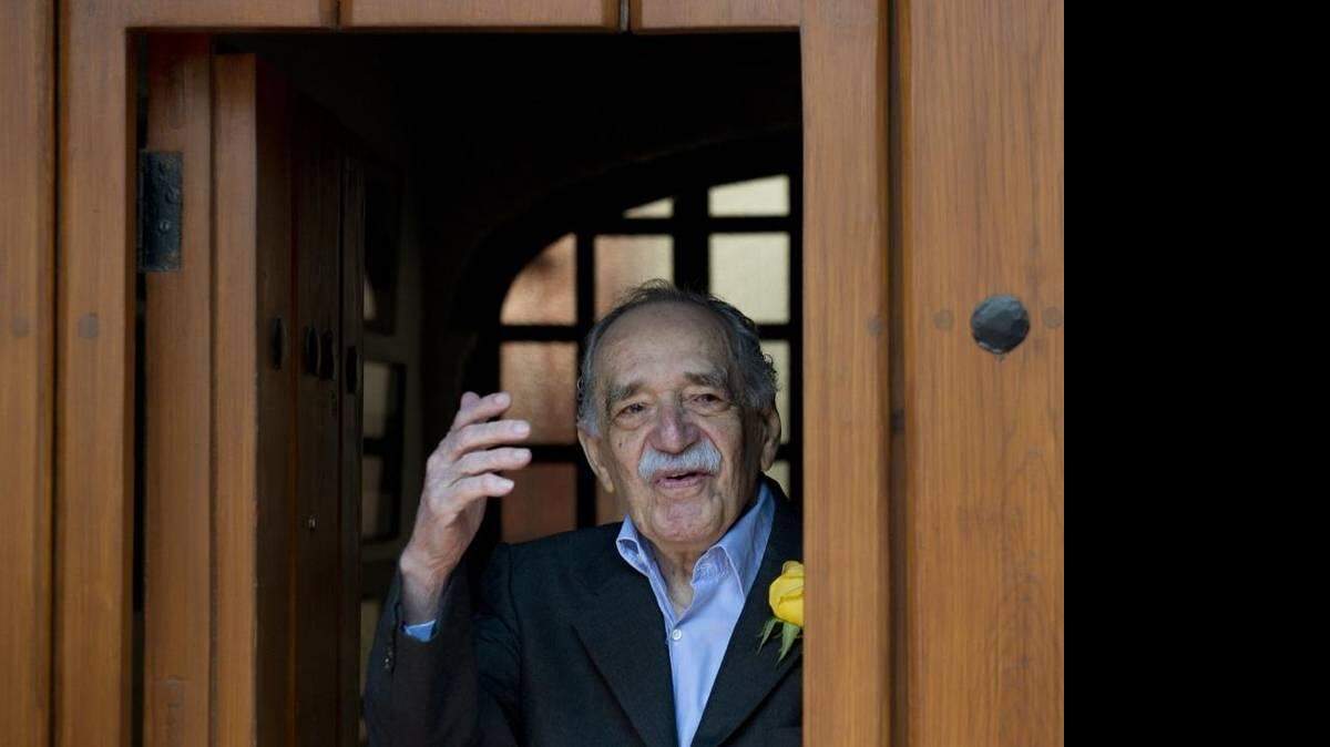 Gabriel García Márquez, periodista y Premio Nobel de Literatura, saluda desde la puerta de su residencia en Ciudad de México, en marzo del 2014.