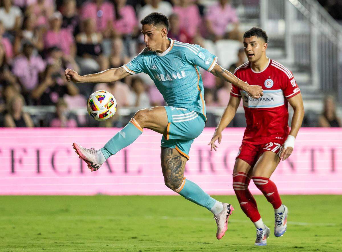 El jugador del Inter Miami Matías Rojas (izq.) trata de controlar la pelota ante la marca de Allan Arigoni, de Chicago Fire, en el partido celebrado el 20 de julio de 2024 en el Chase Stadium en Fort Lauderdale, Florida.