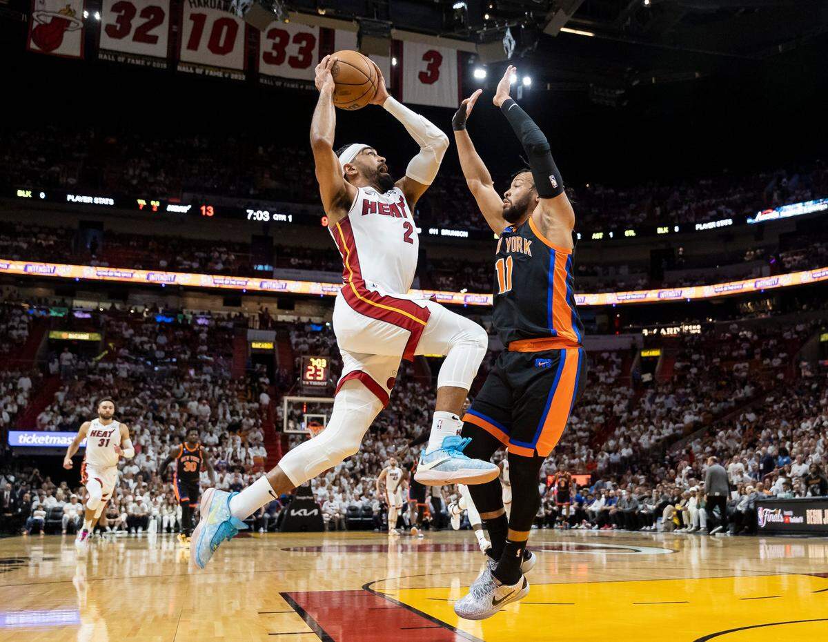 El jugador del Heat Gabe Vincent (izq.) entra al aro ante la marca de Jalen Brunson, de los Knicks de Nueva York, en el partido celebrado el 8 de mayo de 2023 en Miami.