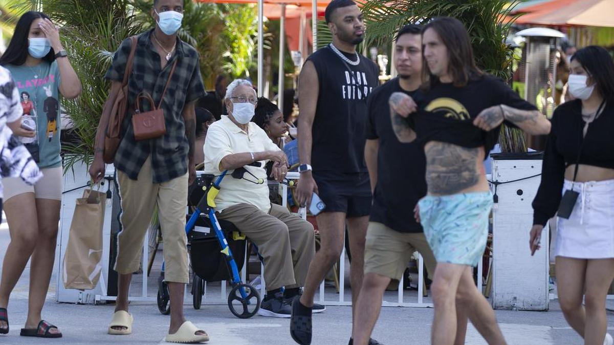 A pesar del coronavirus, las vacaciones de primavera regresan a South Beach cuando José Ramírez, de 80 años, de Chicago, observa cómo pasa la actividad mientras se sienta en su andador a lo largo de Ocean Drive el jueves 12 de marzo de 2021.