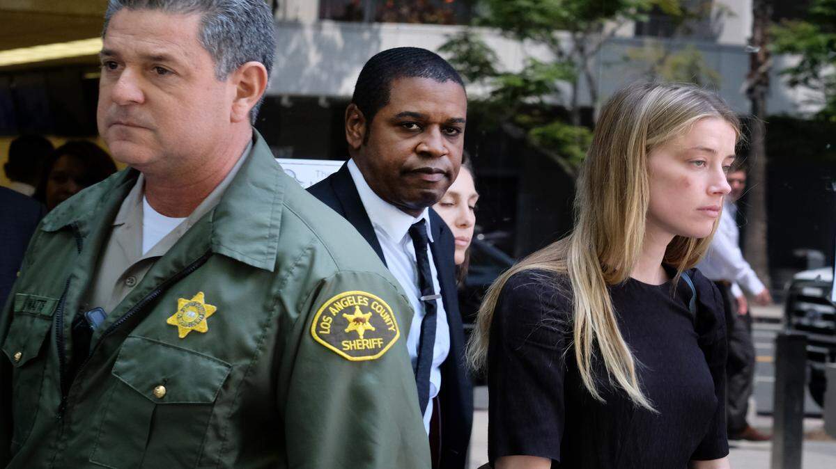 La actriz Amber Heard deja la Corte Superior de Los Ángeles el 27 de mayo de 2016, después de dar una declaración jurada de que su marido Johnny Depp le tiró su teléfono celular durante una pelea el sábado.