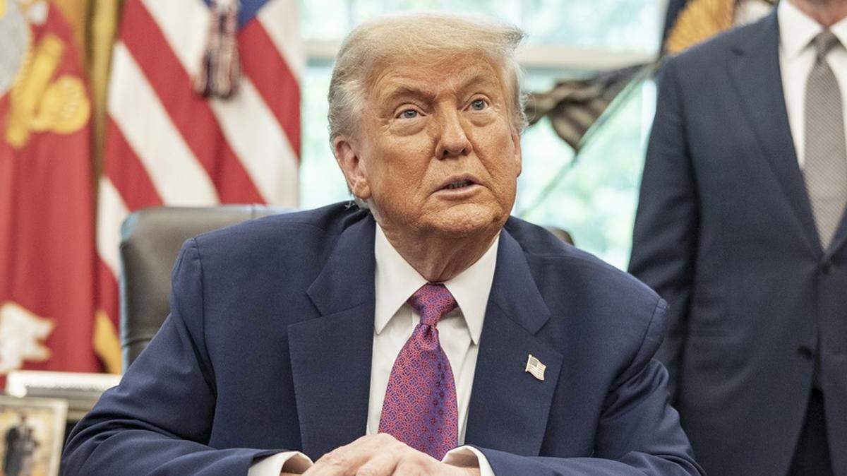 WASHINGTON (United States), 10/06/2025.- US President Donald Trump speaks in the Oval Office at the White House, in Washington, DC, USA, 10 June 2025. EFE/EPA/KEN CEDENO / POOL
