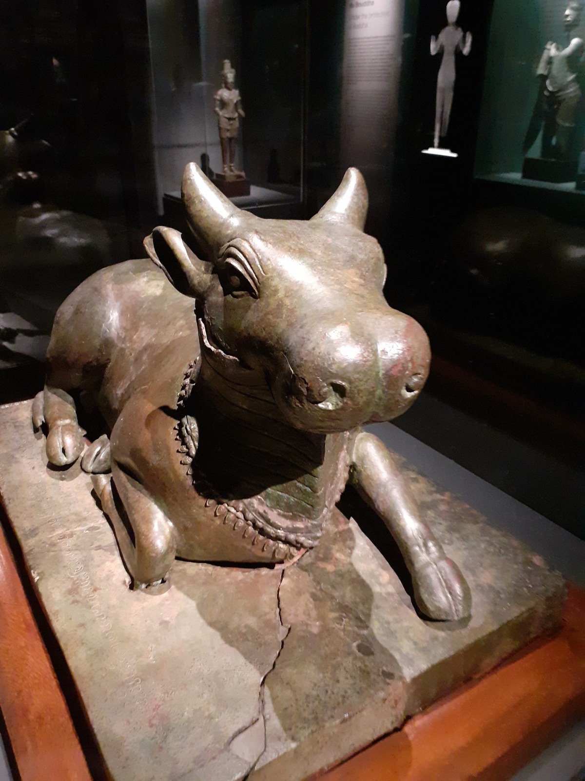 Toro de Shiva Jemer en bronce, siglo XII.