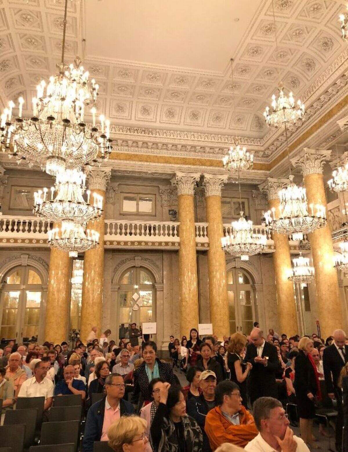 En la foto puede verse el salón del Palacio Hofberg donde se celebran los conciertos de la Wiener Hofburg Orchester.