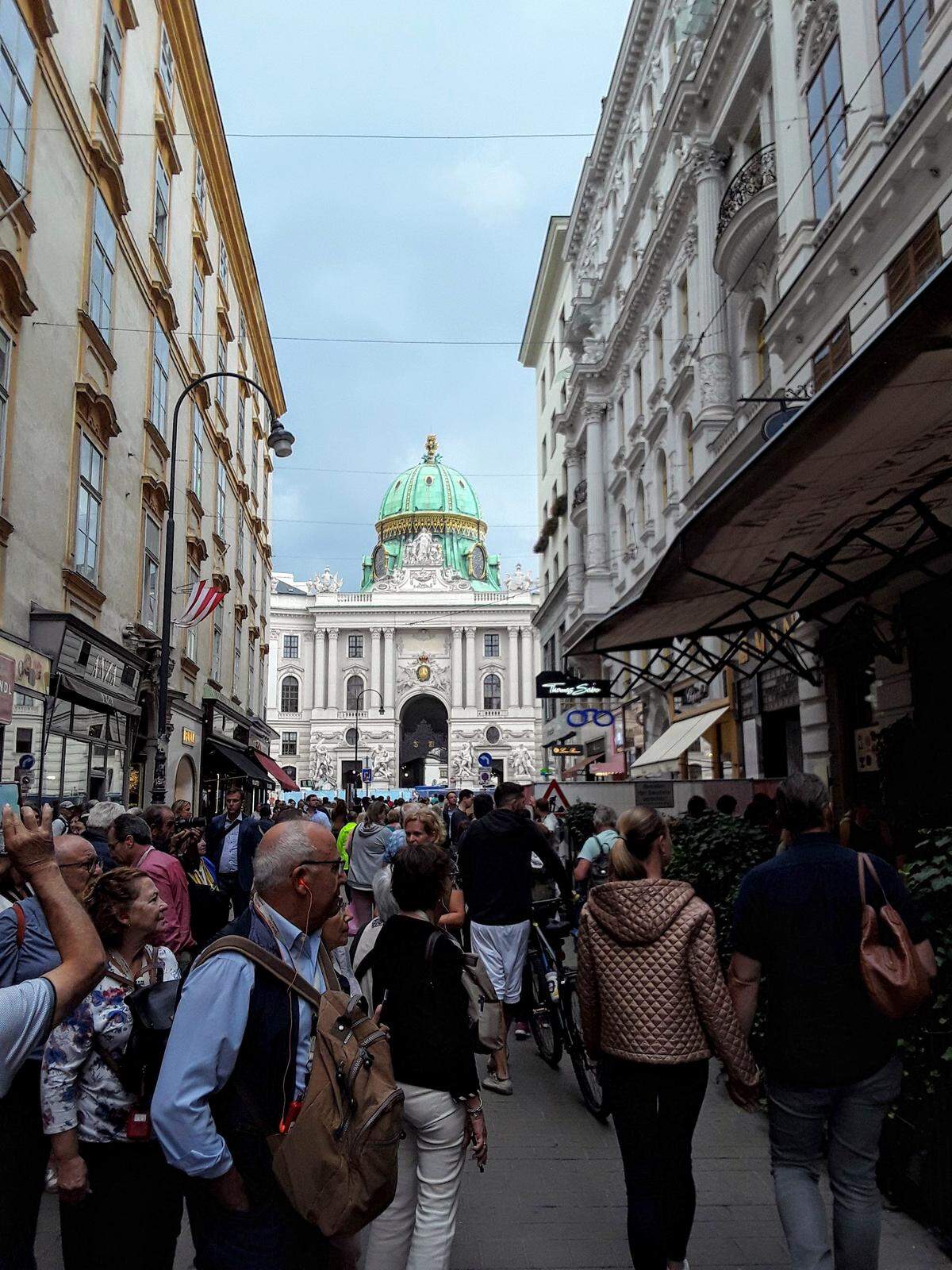 Al fondo, la cúpula de La Michaelerplatz.