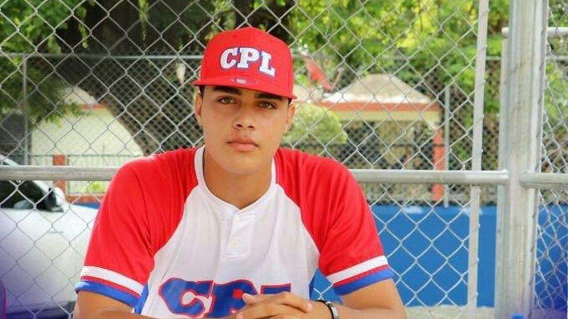 OSIEL RODRIGUEZ firma un acuerdo con los Yankees de Nueva York.