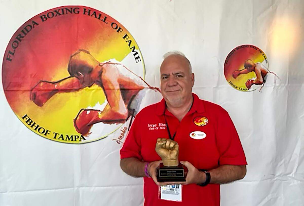 El periodista cubano de el Nuevo Herald Jorge Ebro durante la ceremonia donde fue exaltado al Salón de la Fama del Boxeo de Florida, el domingo 23 de junio de 2024 en el hotel Hilton Carillon Park, en St. Petersburg, Tampa.