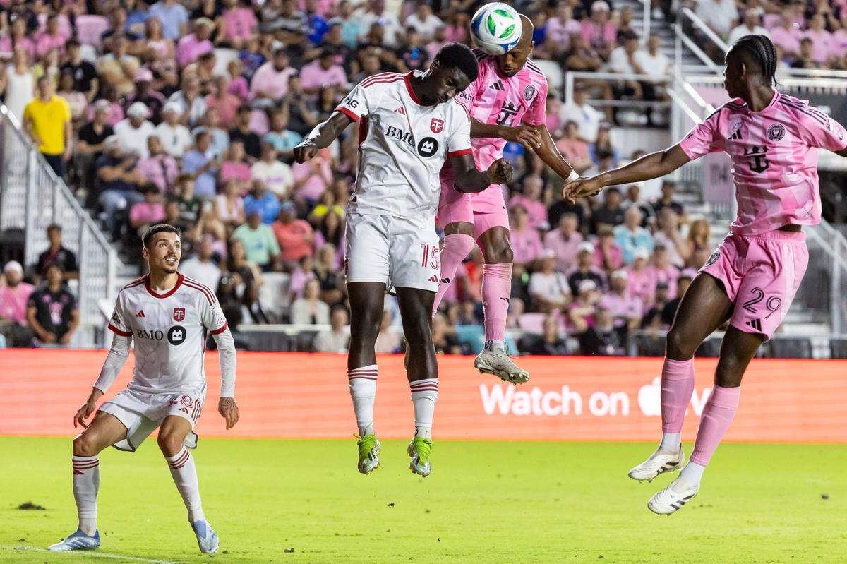 El jugador del Inter Miami Fafa Picault cabacea ante la marca de Nicksoen Gomis, de Toronto FC, en el partido de la MLS celebrado el 6 de abril de 2025 el Chase Stadium en Fort Lauderdale, Florida.