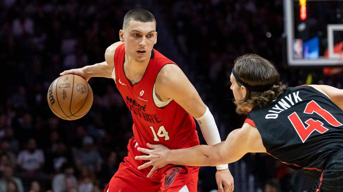 El jugador del Heat Tyler Herro (izq.) trata de pasar la marca de Kelly Olynyk, de los Raptors de Toronto, en el partido celebrado el 12 de diciembre de 2024 en Miami.