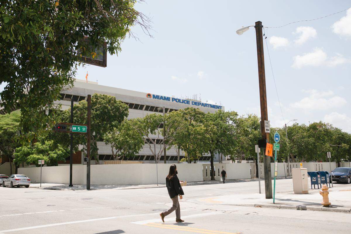 Sede de la Policía de Miami. El departamento ha aprobado solamente 27 de las 235 solicitudes de certificación para obtener una visa U en los últimos tres años.