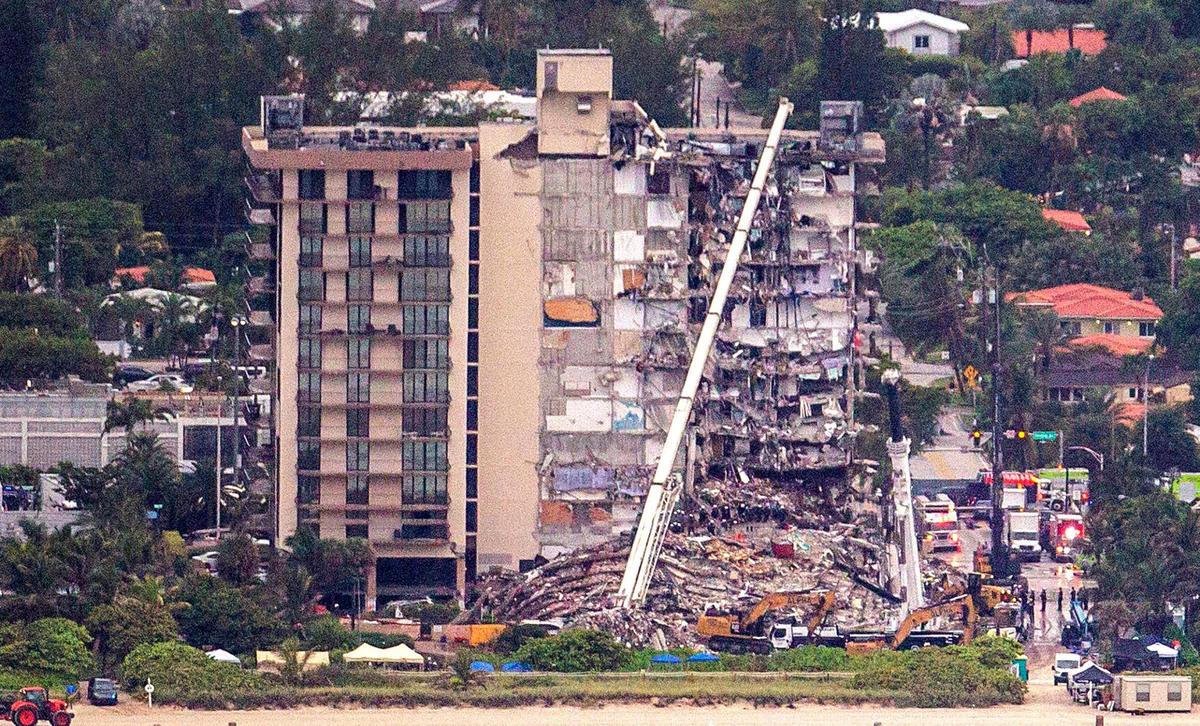 Vista del edificio Champlain Towers South Condo, ubicado en Surfside, el sábado, 26 de junio del 2021, al norte de Miami Beach, que se derrumbó parcialmente en la madrugada del jueves 24 de junio de 2021.