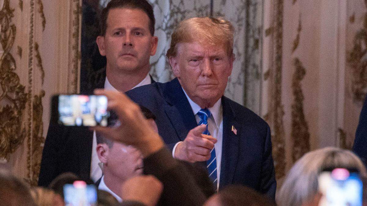 El expresidente Donald Trump celebra en una vigilia nocturna de las elecciones el Súper Martes en Mar-a Lago el 5 de marzo de 2024 en Palm Beach, Florida.