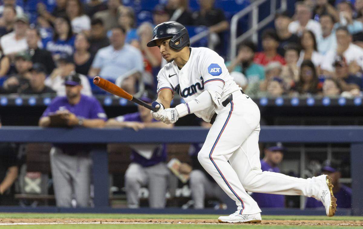 El utility de los Marlins Javier Sanoja batea un doble en el segundo inning del partido ante los Rockies de Colorado, celebrado el 27 de marzo de 2026 en Miami.