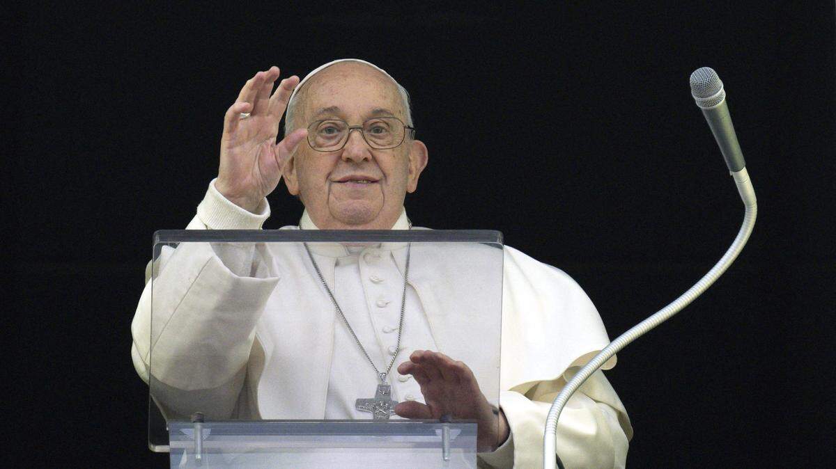 En un mensaje desde la basílica de San Pedro a la multitud reunida en la plaza el 24 de diciembre de 2023, el papa Francisco expresó sus condolencias por el “abominable ataque” de Hamás contra el sur de Israel el 7 de octubre y pidió la liberación de los rehenes.