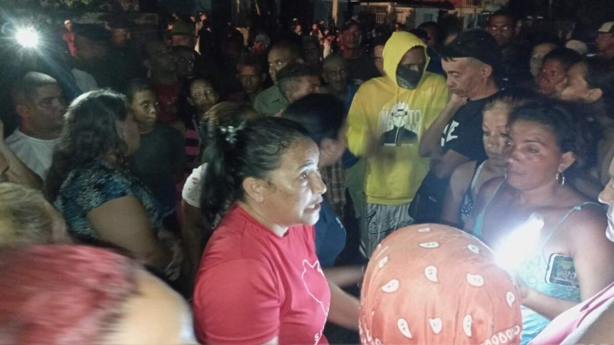 “Nunca Bayamo, desde el 11 de julio, yo lo había visto como está ahora”, dice esta mujer -que pide mantener su nombre en el anonimato-, en referencia a la situación de crisis que llevó a las protestas antigubernamentales del 11 de julio de 2021, las mayores en el país en décadas.