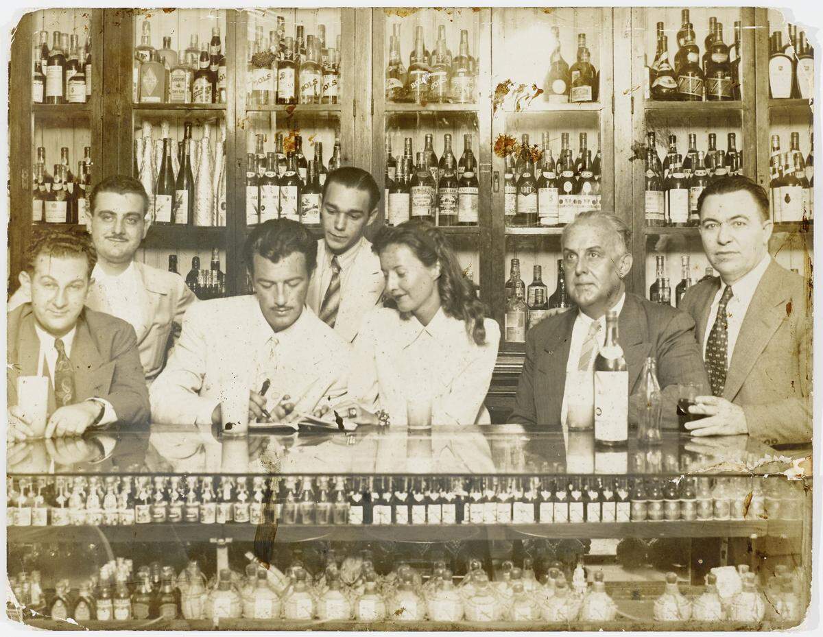 El Sloppy Joe’s de la Habana siempre contó con la visita de estrellas de la época dorada de Hollywood. En la foto: Robert Taylor y Barbara Stanwyck (al centro).