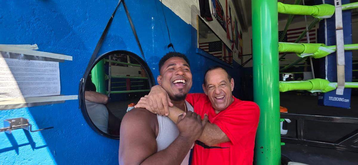 El entrenador Pedro Roque (der.) afirma que Leonardo Perdomo está listo para su revancha ante Arnold Adam en Bare Knuckle Fighting Championship, el 12 de septiembre en Fort Lauderdale.