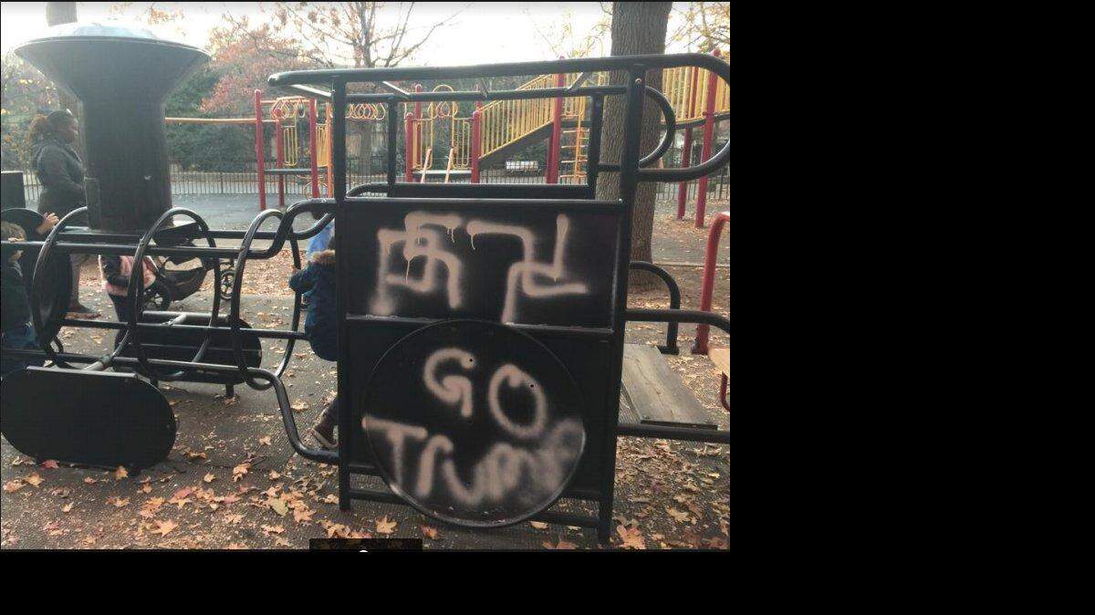 Algunos de los grafitis pintados en el parque Adam Yauch de Nueva York.