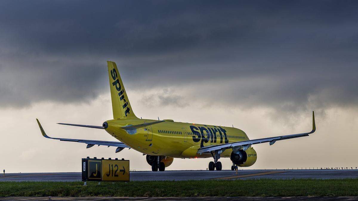 Un avión de Spirit Airlines se prepara para despegar del Aeropuerto Internacional de Fort Lauderdale-Hollywood.