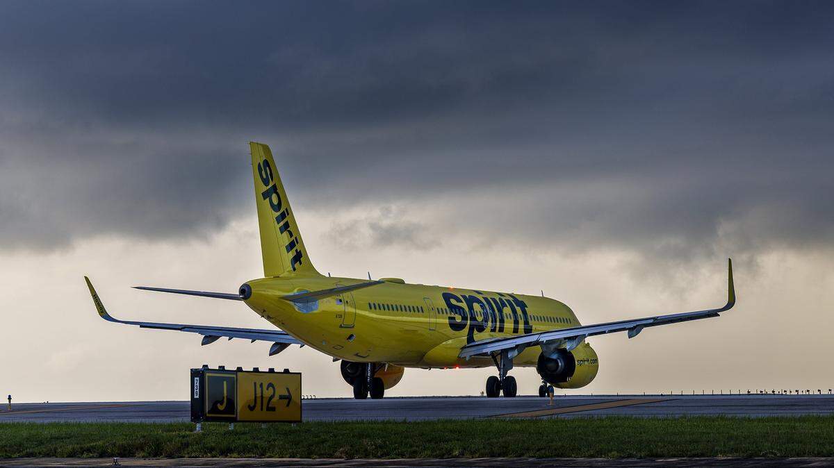 Un avión de Spirit Airlines se prepara para despegar del Aeropuerto Internacional de Fort Lauderdale-Hollywood.