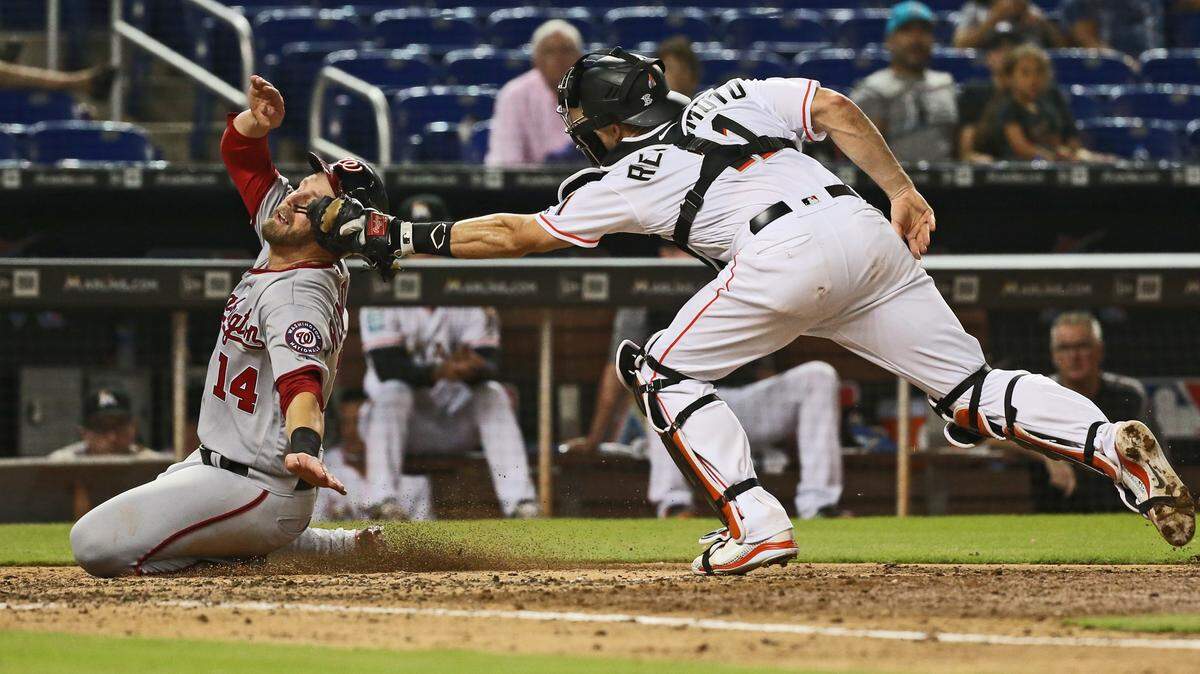 El tercera base de los Nacionales Mark Reynolds es puesto out en home en el noveno inning del partido ante los Marlins, el 26 de julio de 2018 en Miami.