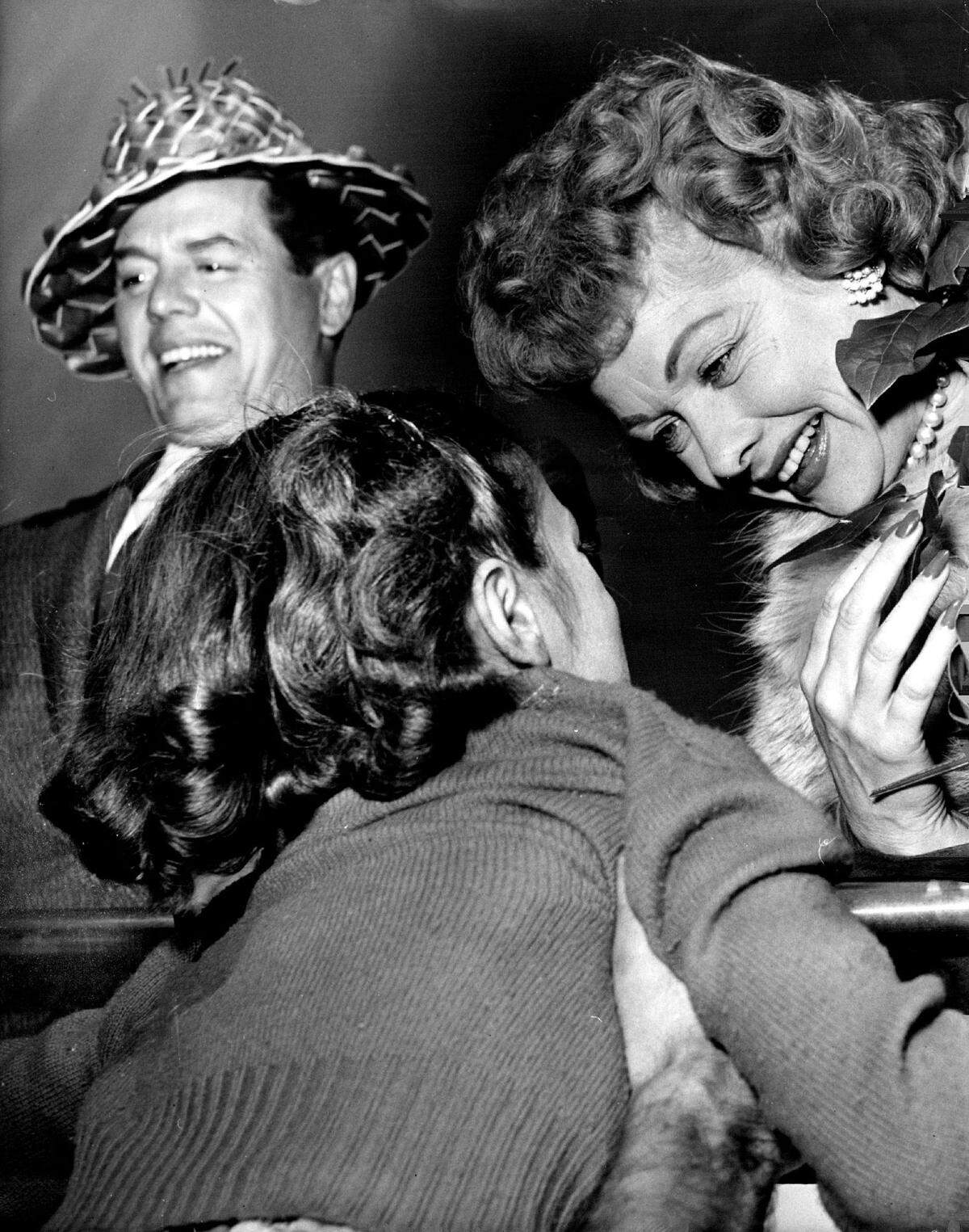 Una niña no identificada entre unas 5,000 personas recibieron a Lucille Ball y Desi Arnaz en el Aeropuerto Internacional de Miami en una foto sin fecha. El elenco de la comedia televisiva de la década de 1950 estaba de visita en Miami.