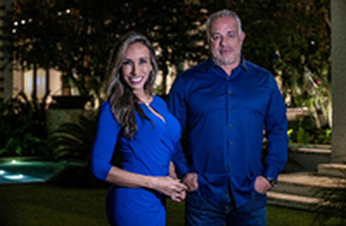 Diana Díaz, ex presentadora de televisión y copresidenta del Comité del Estadio de UM, y el presidente ejecutivo de MSP Recovery, John H. Ruiz, posan en la casa de  Ruiz en Coral Gables el 8 de diciembre de 2021. Ruiz quiere construir un estadio para la Universidad de Miami en Coral Gables.