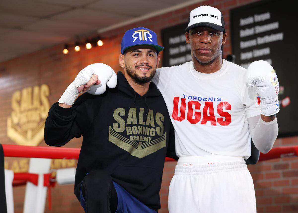 Robeisy Ramírez y Yordenis Ugás en el gimnasio del maestro Ismael Salas, el lunes 10 de abril en Las Vegas.